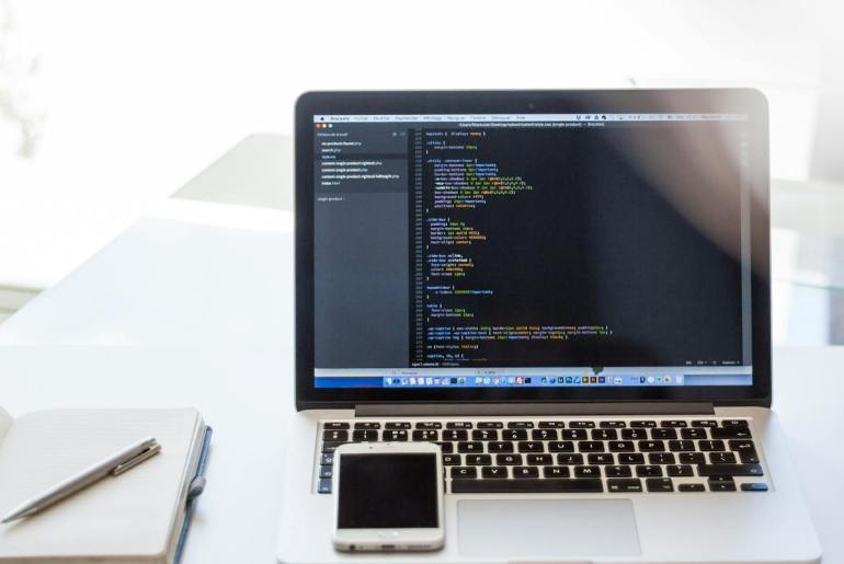 Imagem de um computador rodando uma automacao de testes