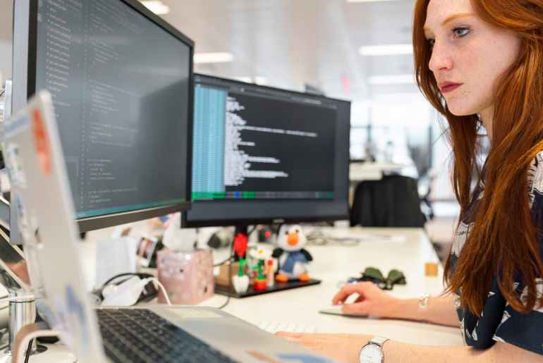 Imagem de uma pessoa configurando uma plataforma de desenvolvimento low-code