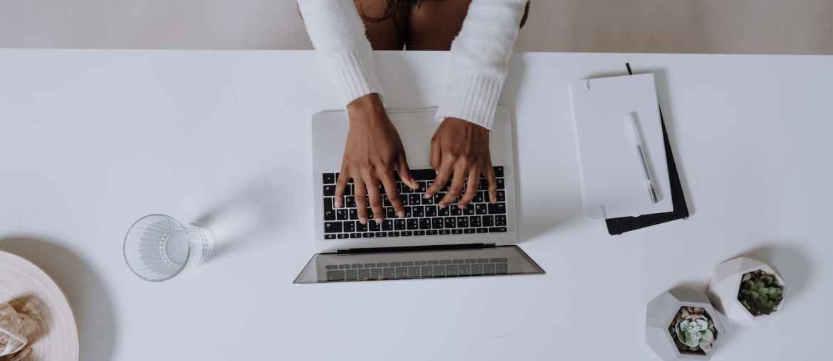 Imagem de uma pessoa pesquisando sobre rpa e bpm