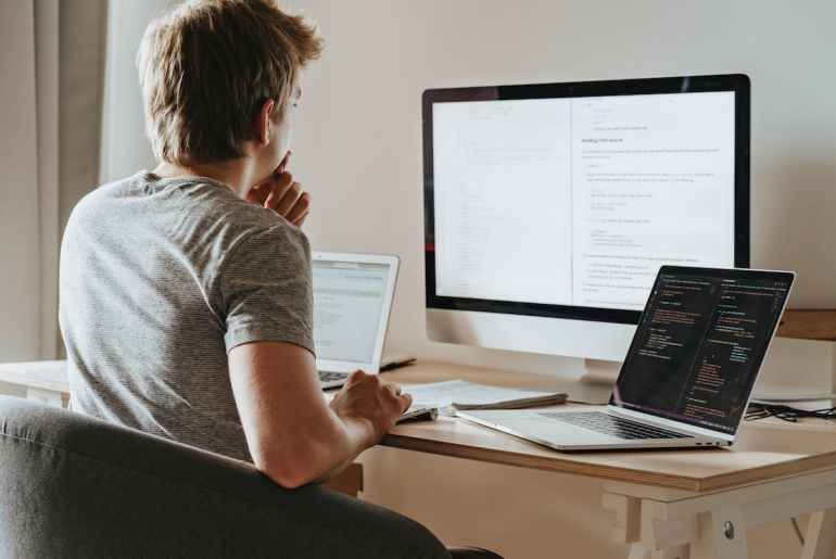 Imagem de um homem utilizando um software de automacao