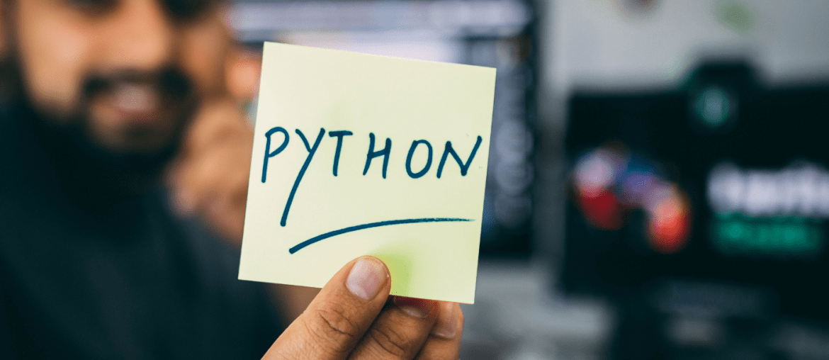 imagem para representar o artigo com uma pessoa segurando um post it escrito python