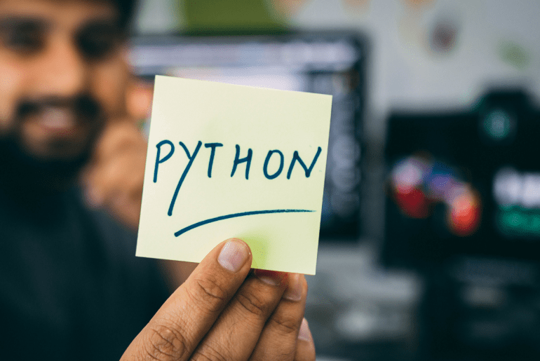 imagem para representar o artigo com uma pessoa segurando um post it escrito python