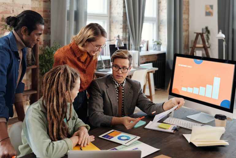 Imagem de pessoas discutindo sobre automacao empresarial