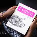 Imagem de um livro representando as bibliotecas python