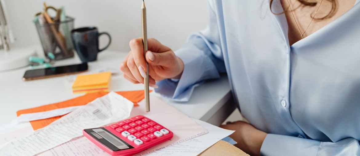 Imagem de uma pessoa calculando o FTE em uma empresa