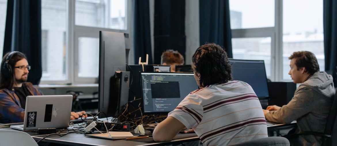 Imagem de pessoas trabalhando com robot framework