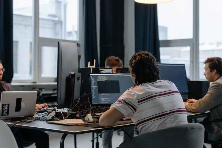 Imagem de pessoas trabalhando com robot framework