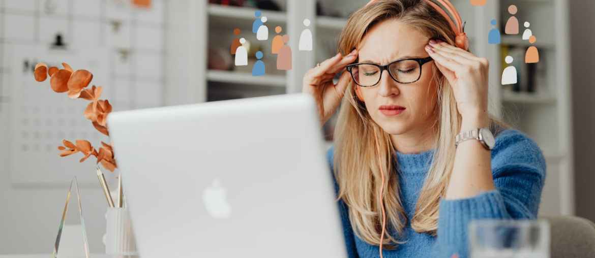 Imagem de uma mulher usando o computador preocupada com erros rpa