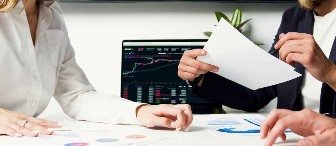 Imagem de pessoas pesquisando sobre RPA para financas e contabilidade