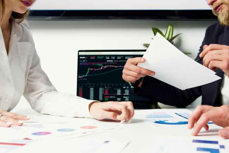 Imagem de pessoas pesquisando sobre RPA para financas e contabilidade