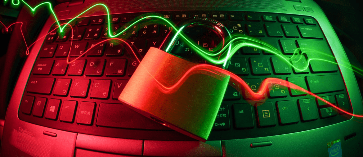 um teclado de notebook aparece ao fundo e em cima há um cadeado