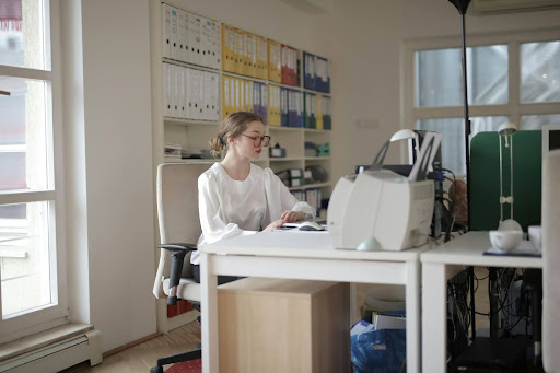 Imagem de uma mulher utilizando software de automacao contabil