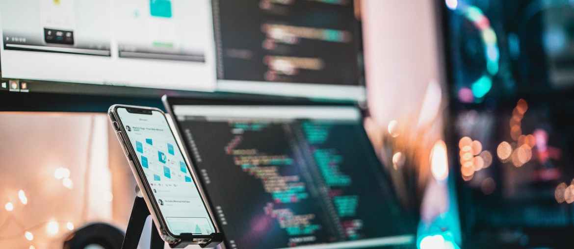 Imagem da tela de computadores representando enterprise automation