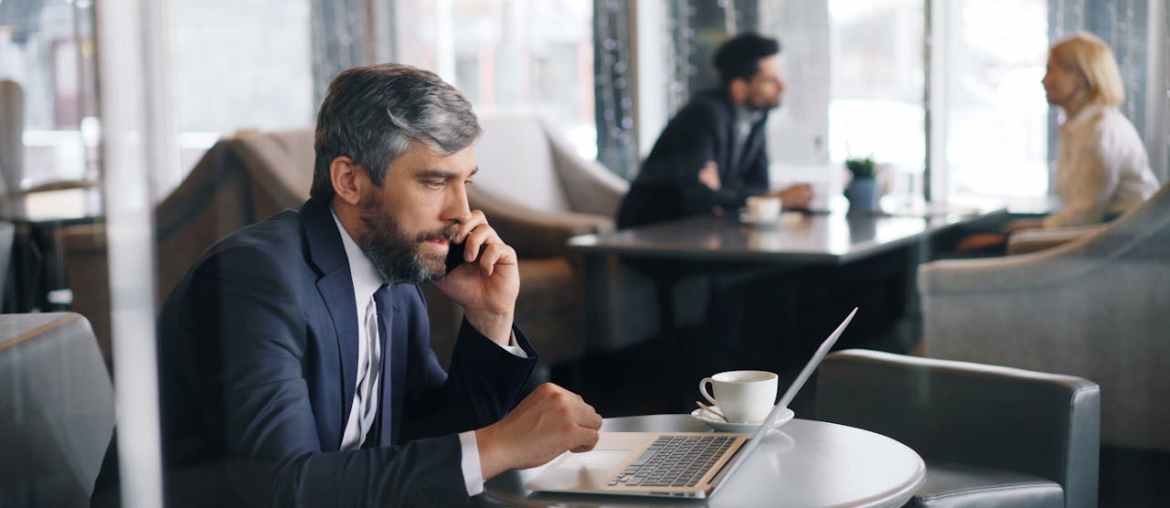 Imagem de um homem pesquisando alternativas a robocorp em seu notebook