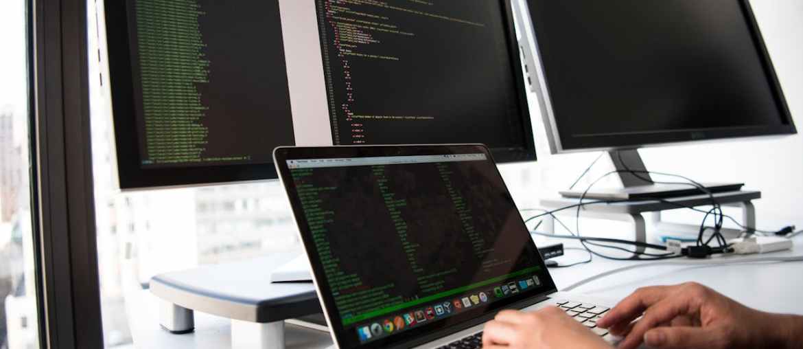 Imagem de computadores mostrando codigos de teste de integracao