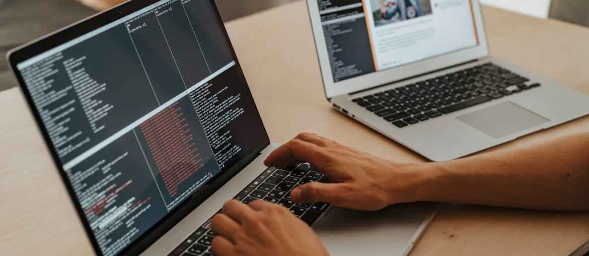 Imagem de um computador com um codigo para teste de regressao