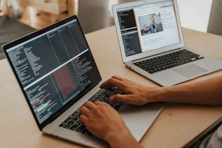 Imagem de um computador com um codigo para teste de regressao