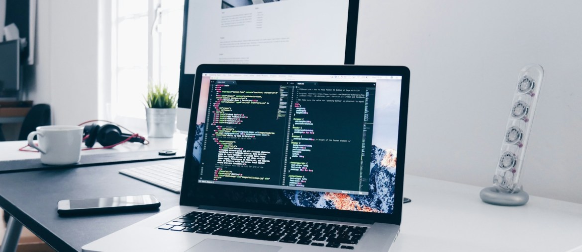 Imagem de um computador com código em python