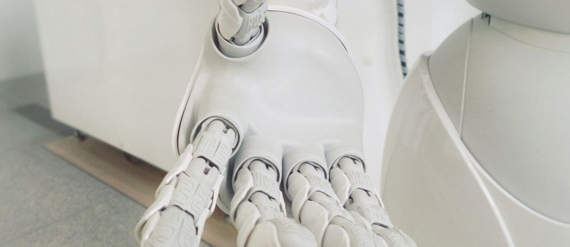 Imagem de uma mao robotica representando agentic ai