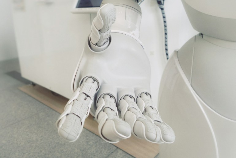 Imagem de uma mao robotica representando agentic ai