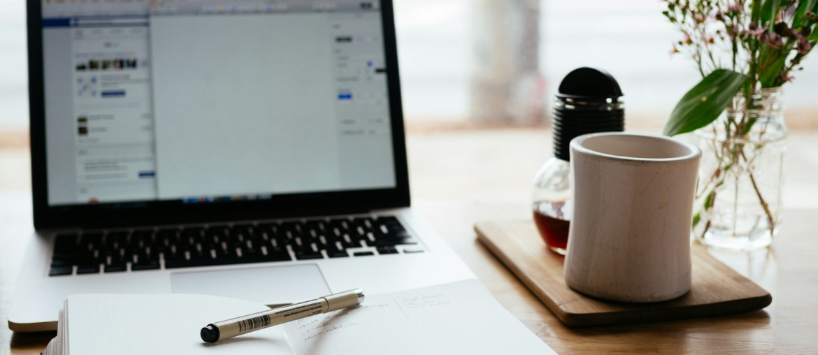 Imagem de um laptop com texto para representar converter ocr python