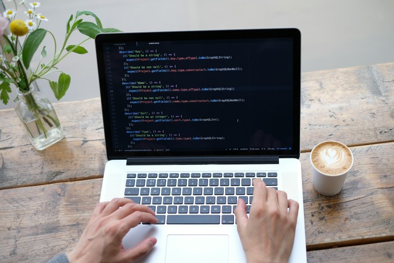 Imagem de um laptop com documentação python