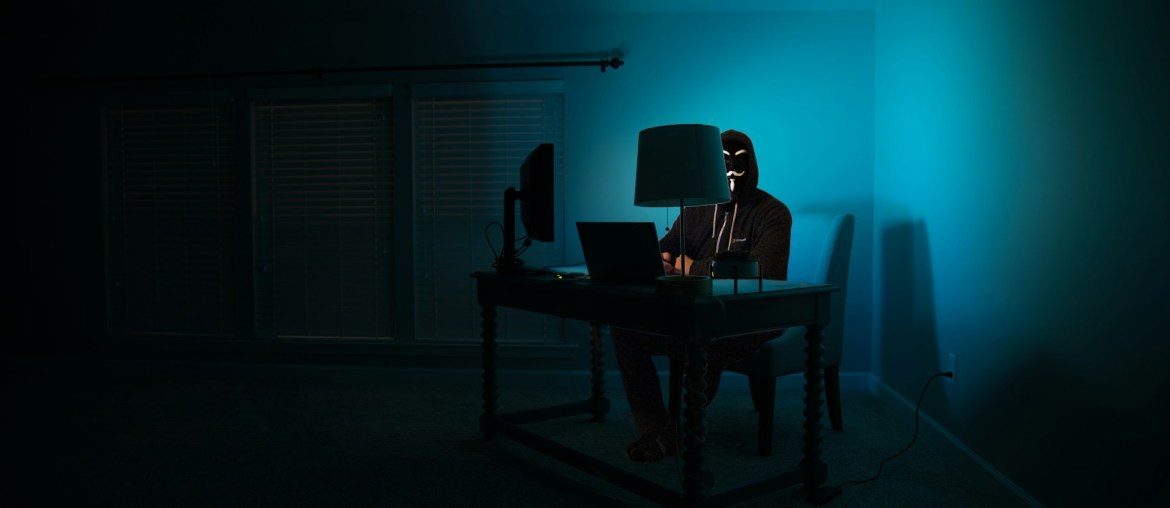 Imagem de um hacker representando risco shadow IT e SaaS