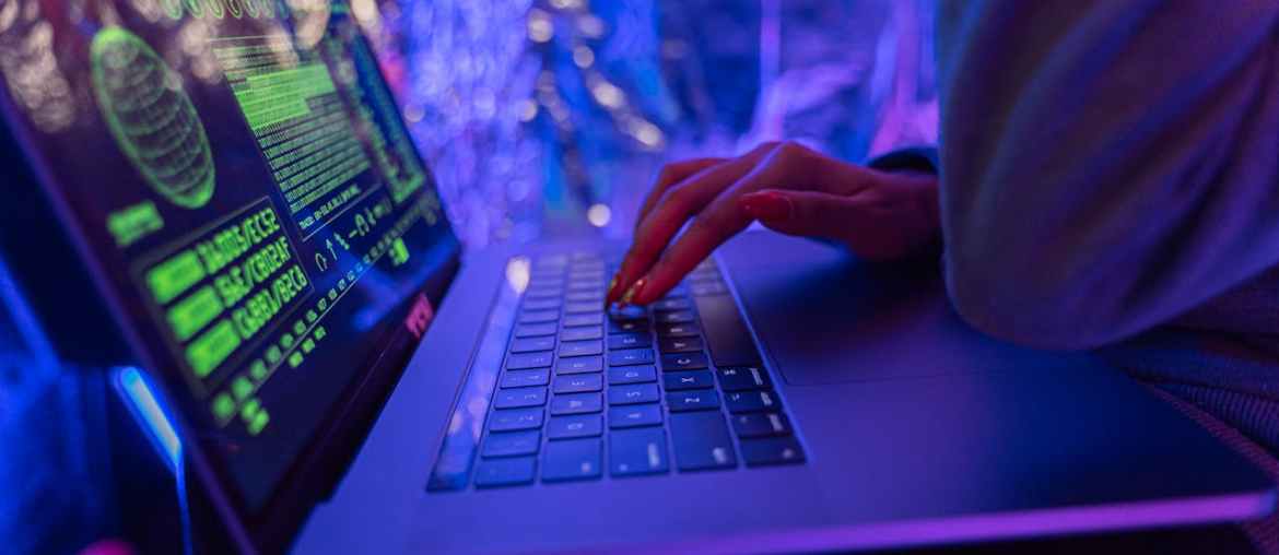 Imagem de um computador e códigos representando violação de dados