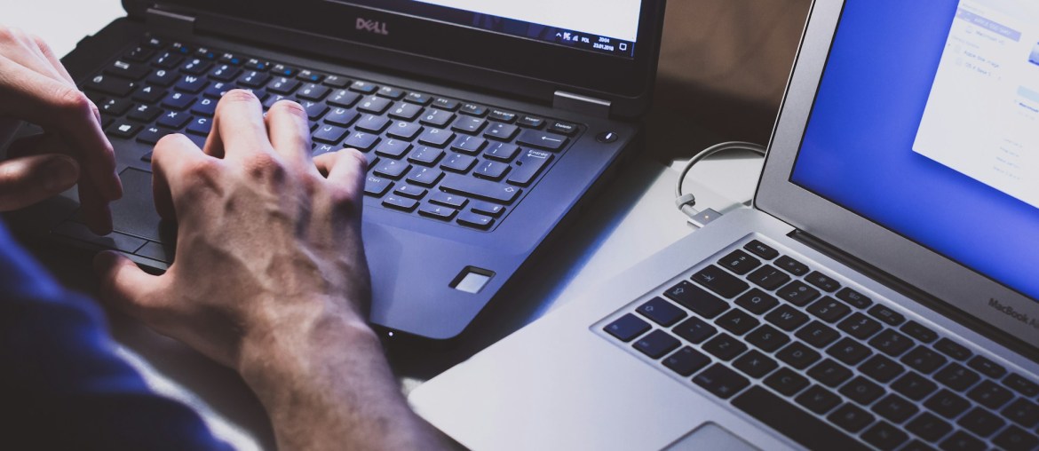 Imagem representando usuário pesquisando sobre Gestão de Identidade de Acesso (IAM)