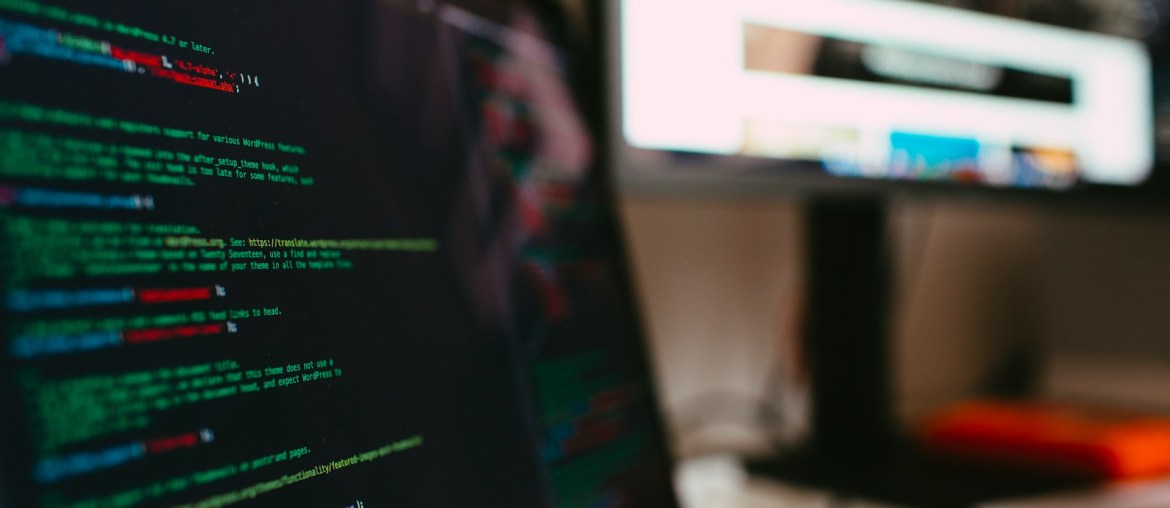 Imagem de código fonte representando governança de scripts