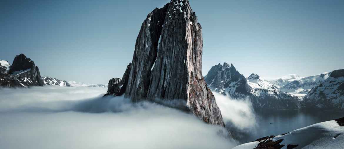 Imagem de pedra nas sombras representando shadow it e shadow python